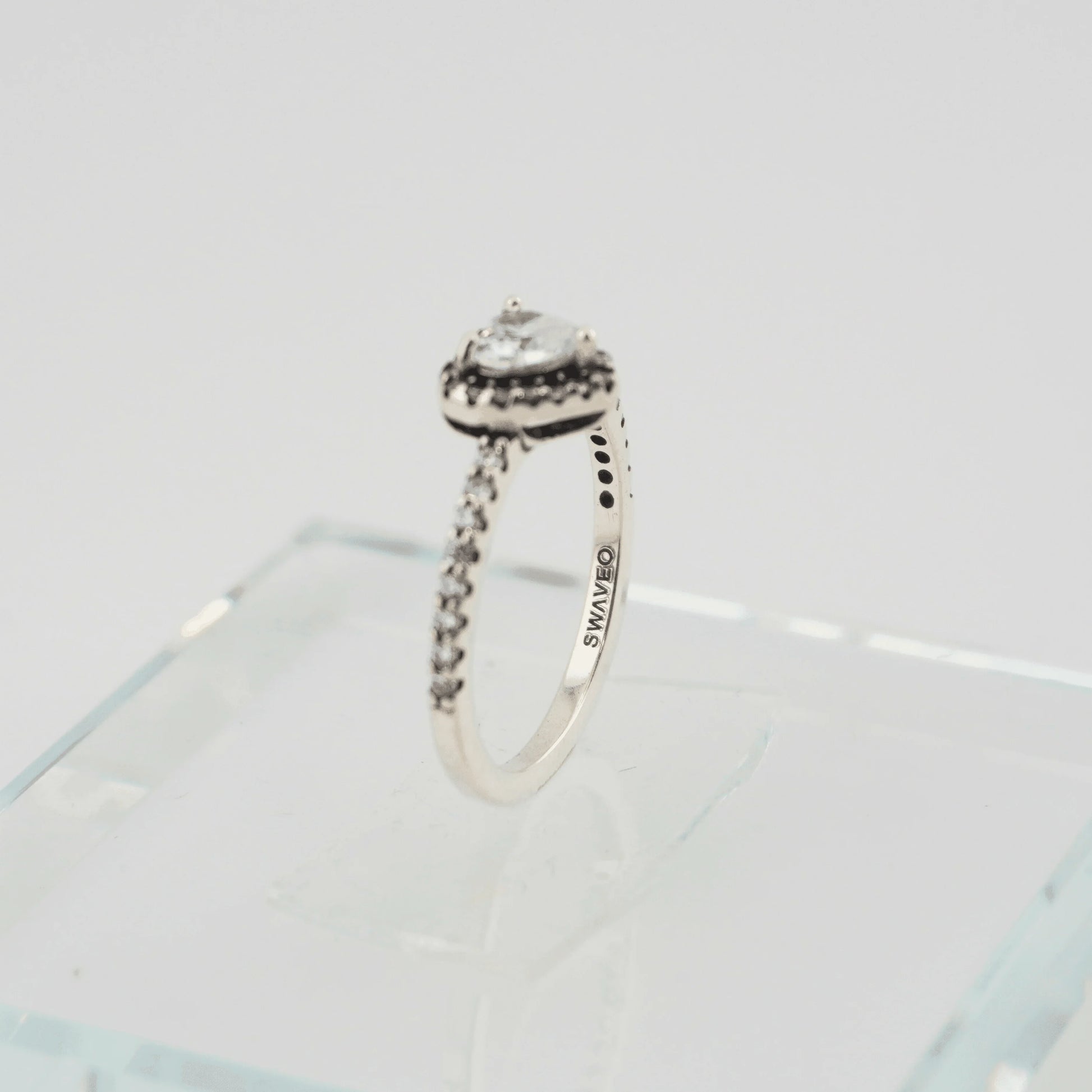 Rotating Forever Rose Box - W/ Promise Ring - Swaveo Jewelry